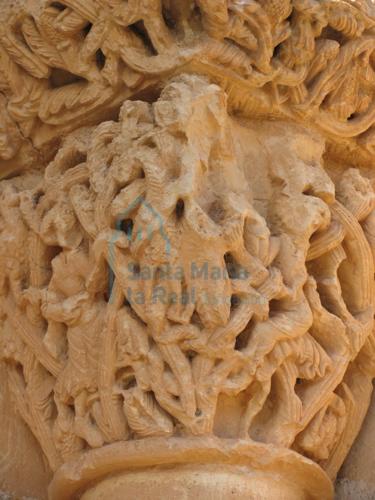 Capitel derecho con dos figuras humanas luchando con dos animales fantásticos entre la vegetación, en la portada