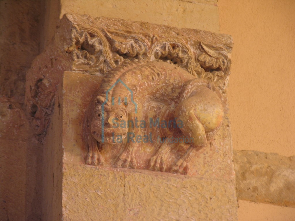 Relive de un león en el arco triunfal, del lado derecho