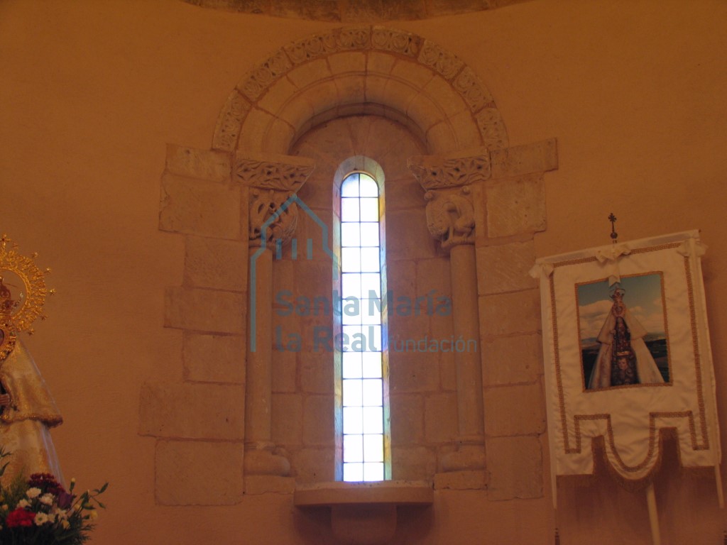 Ventana desde el interior del ábside