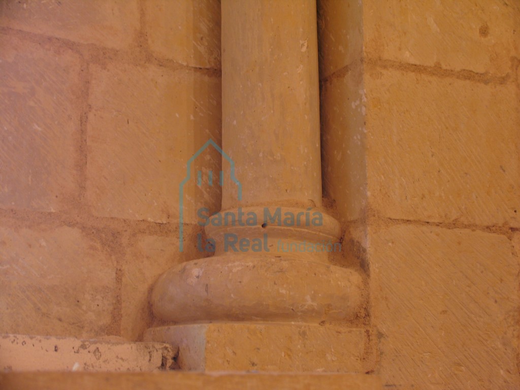 Basa de la columna de la ventana desde el interior del ábside