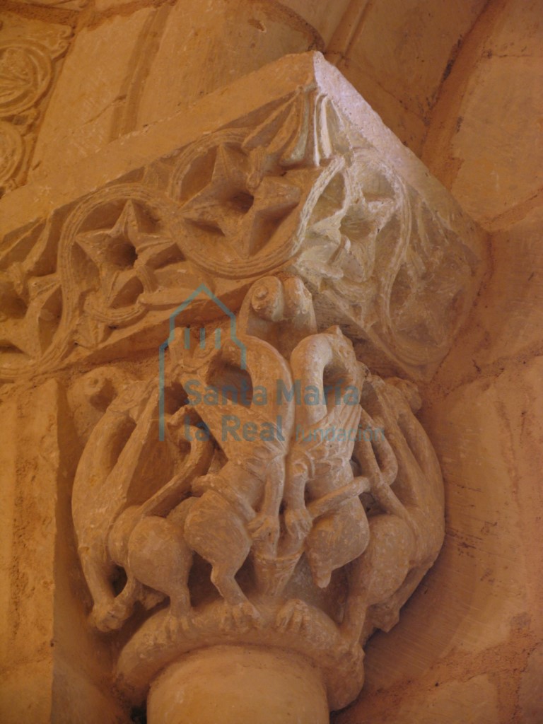 Capitel con grifos de la ventana desde el interior del ábside