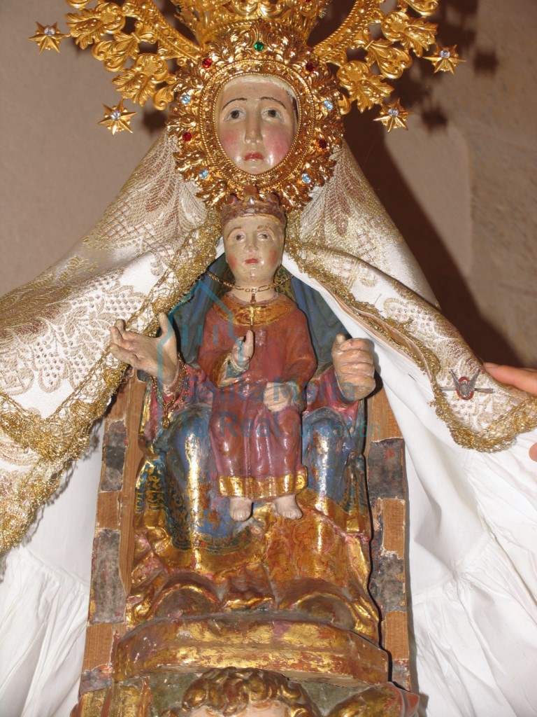 Imagen de Nuestra Señora de la Octava con manto y corona