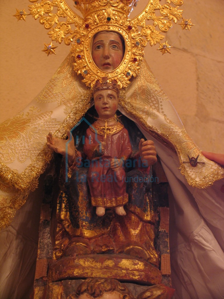 Imagen de Nuestra Señora de la Octava con manto y corona