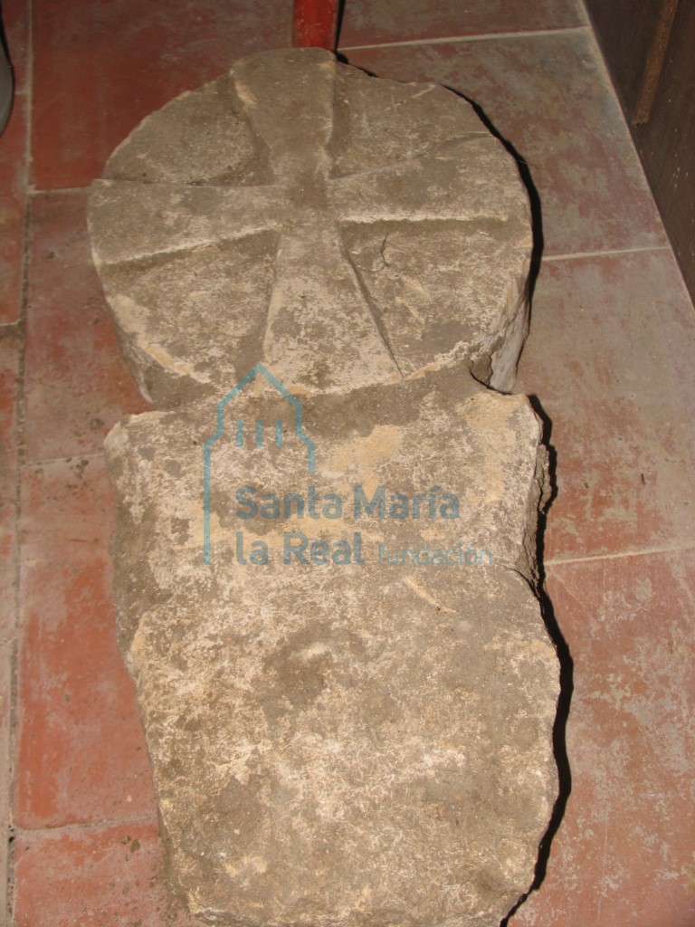Estela discoidal, con una cruz griega