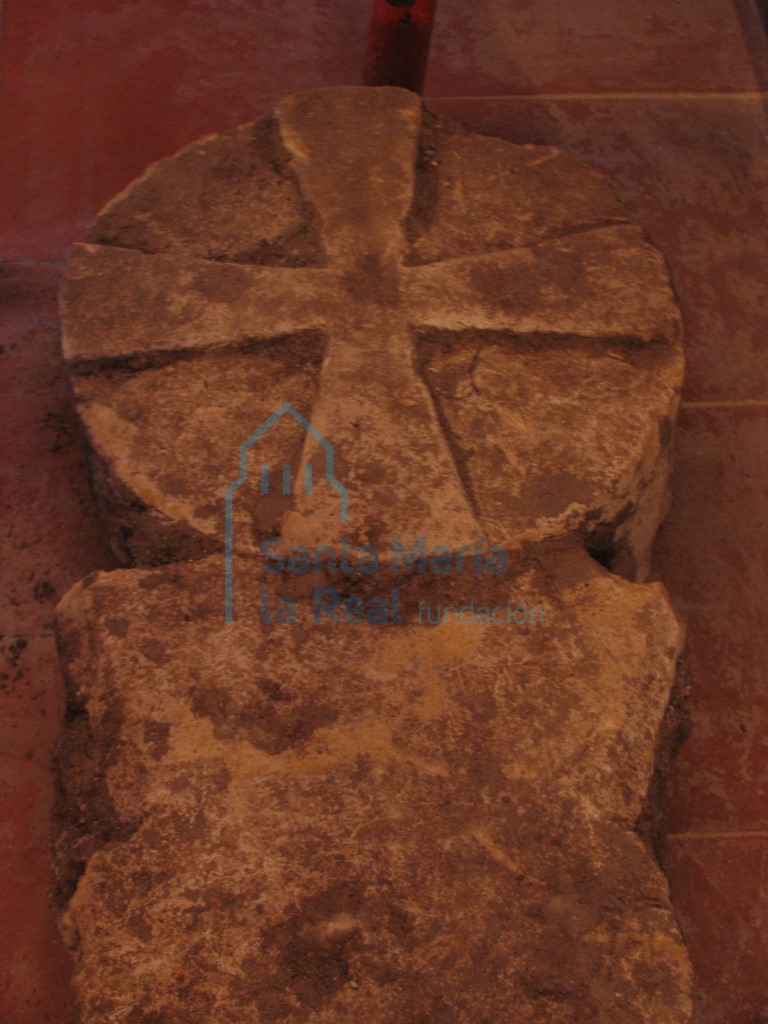 Estela discoidal, con una cruz griega