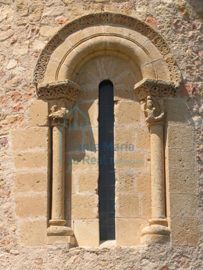 Ventana saetera del ábside