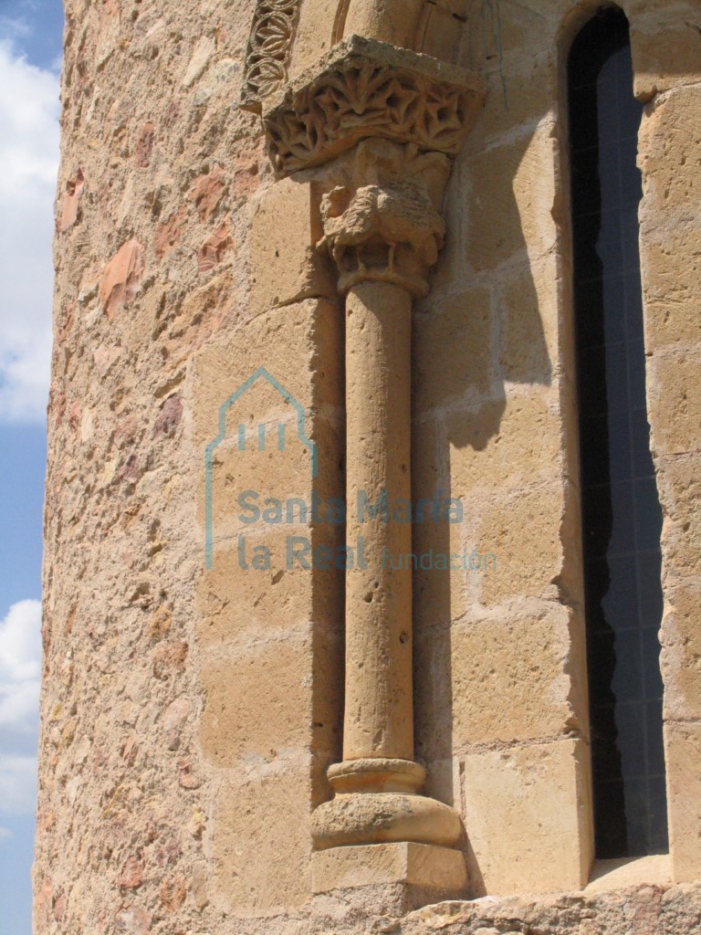 Columna de la ventana saetera del ábside