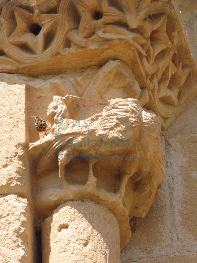 Capitel que representa una pareja de aves, en la ventana del ábside