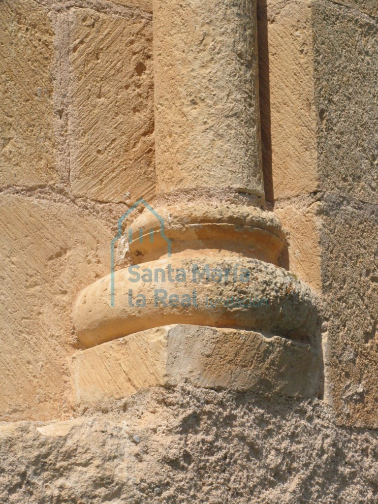 Basa de la columna de la ventana saetera del ábside