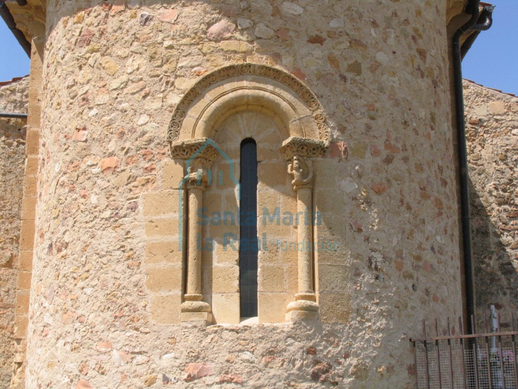 Ventana saetera del ábside