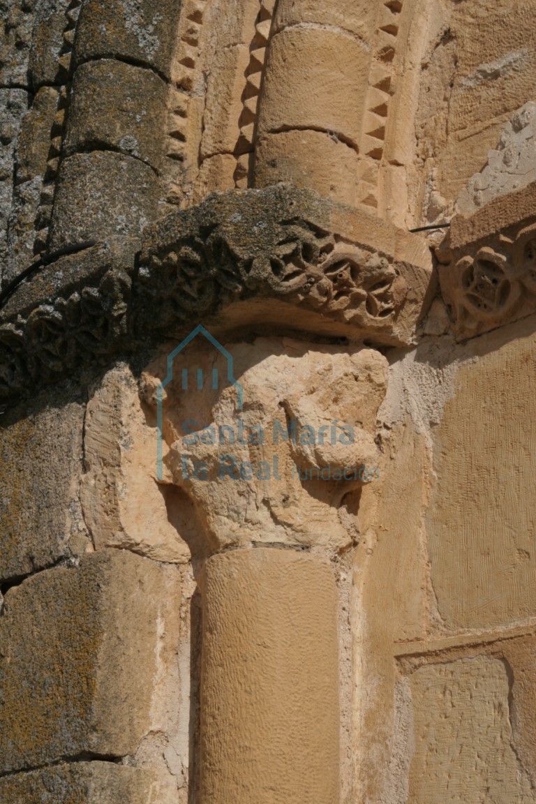 Detalle de capitel e imposta de la portada
