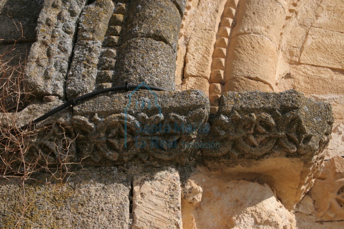 Detalle de imposta con motivos geometricos