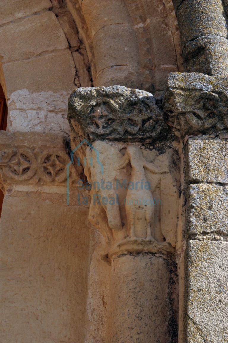 Detalle del capitel e imposta del arco de la portada