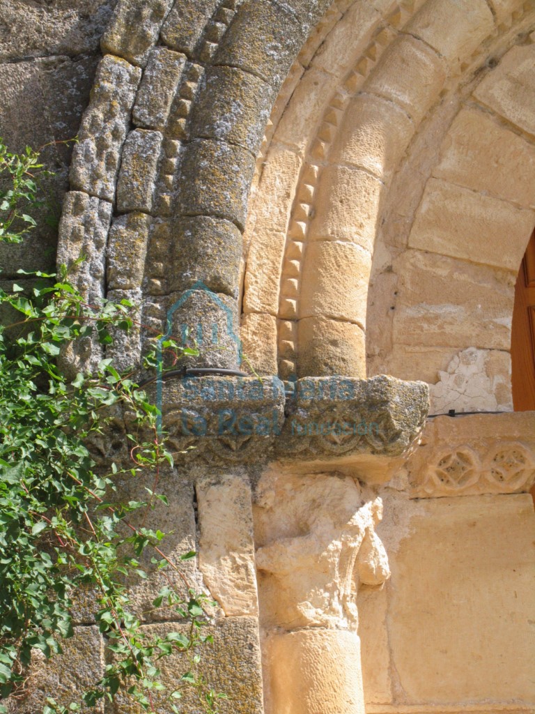 Detalle de las arquivoltas de la portada