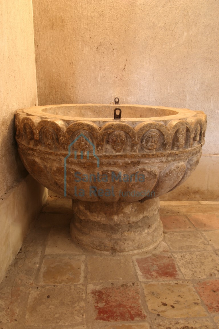 Pila bautismal gallonada