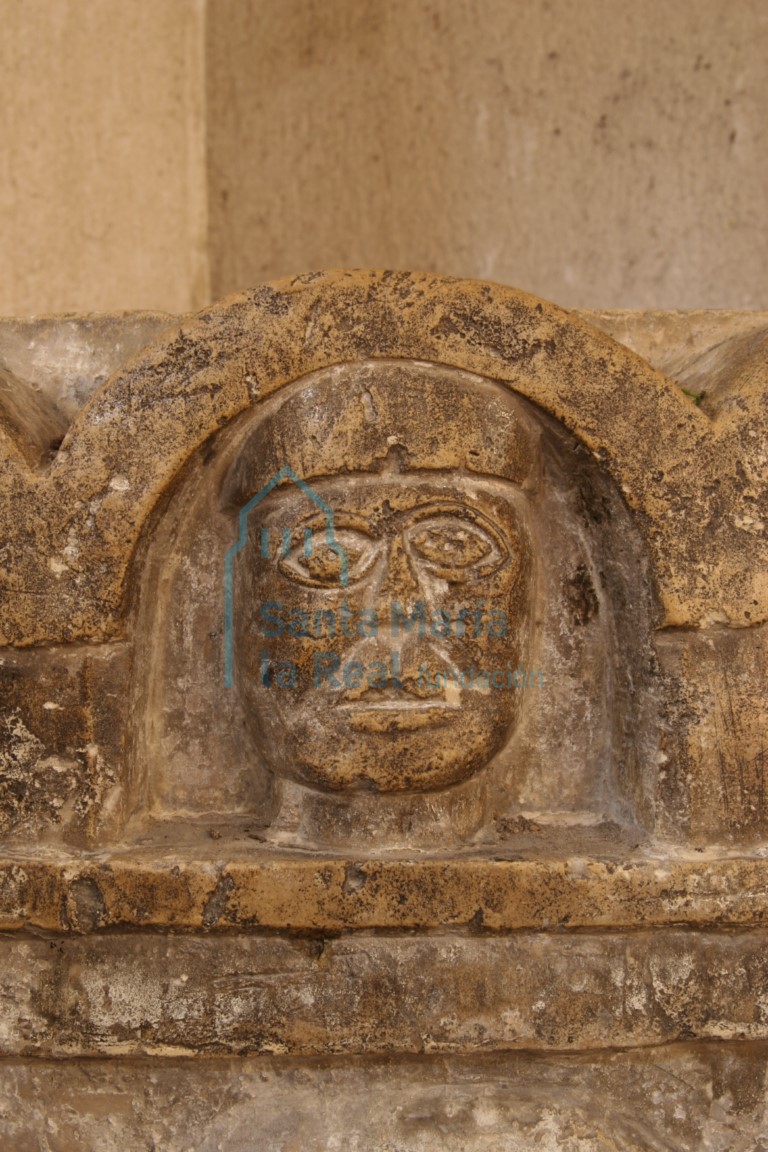 Detalle de la pila bautismal