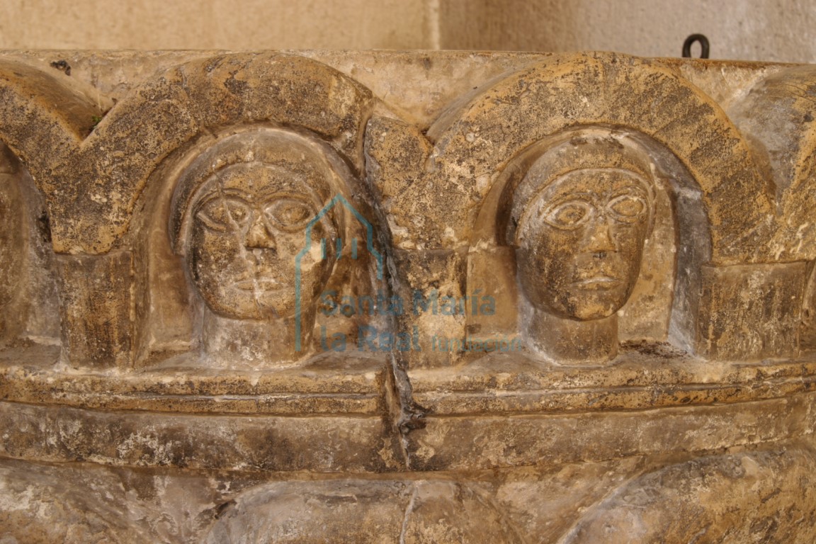 Detalle de la pila bautismal