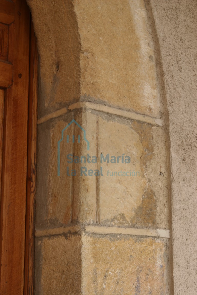Detalle de la jamba derecha de la portada