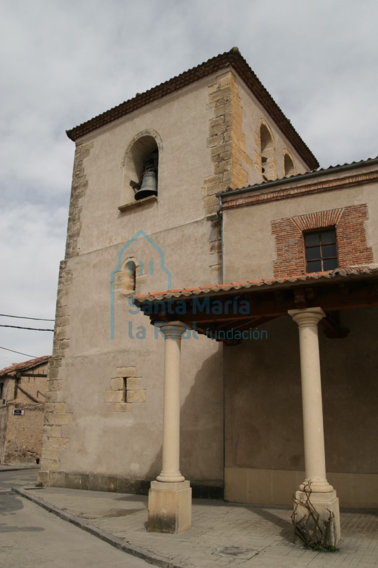 Vista sur de la torre y el pórtico