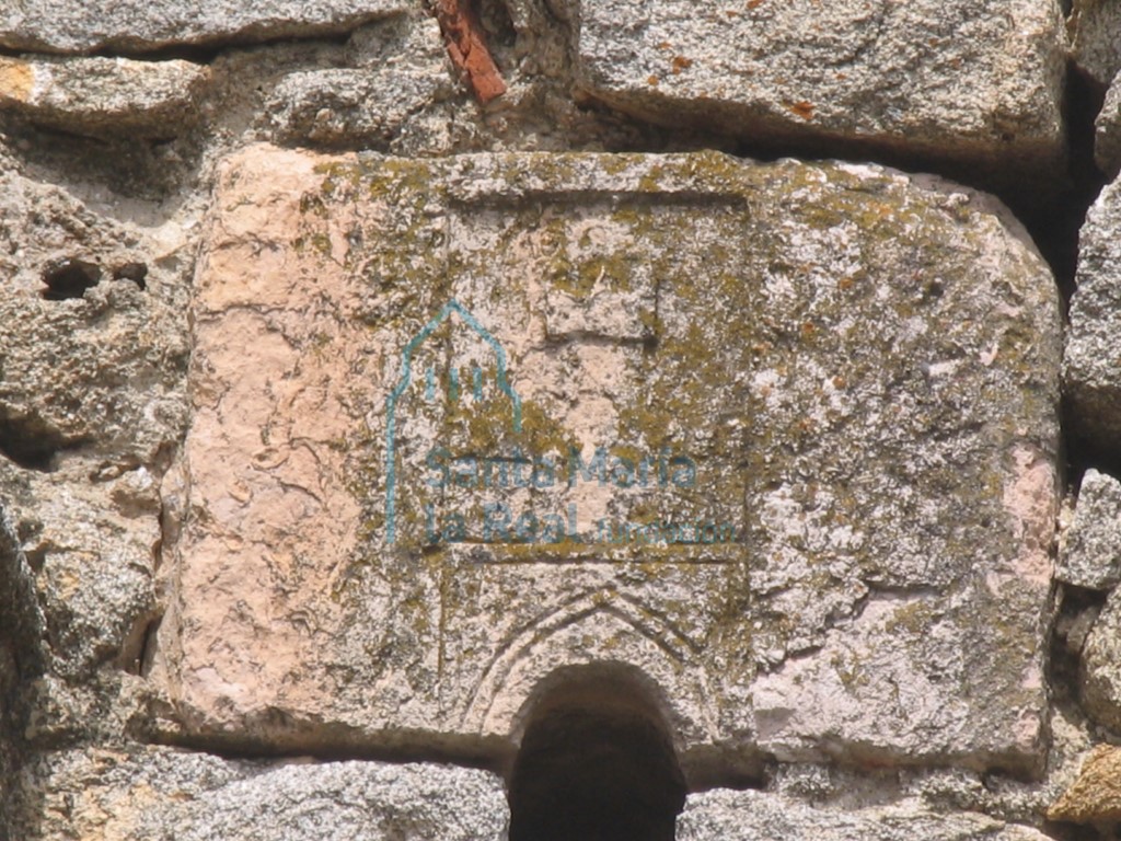 Relieve encina de una saetera del muro oriental de la sacristía