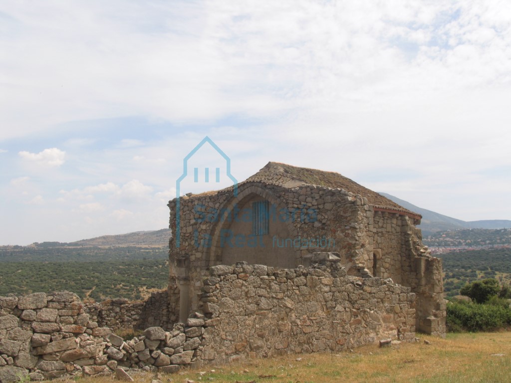 Vista de la ermita desde el suroeste Vista de la ermita desde el suroeste