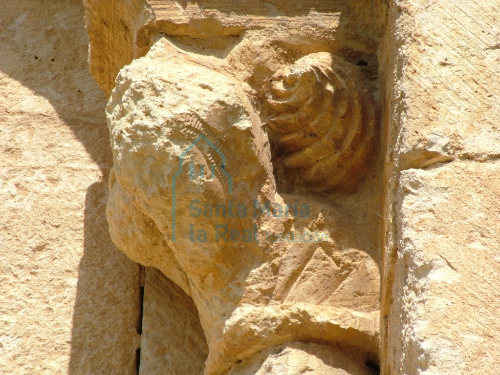 Capitel derecho de la ventana sur del ábside