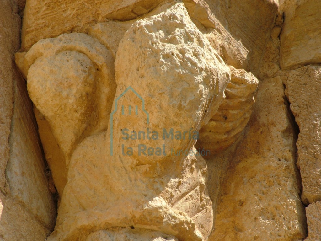 Capitel derecho de la ventana sur del ábside