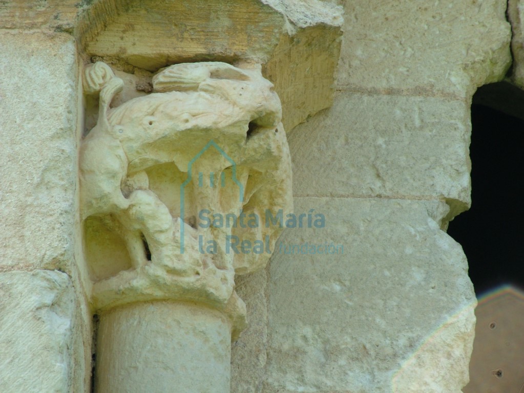 Capitel izquierdo de la ventana norte del ábside