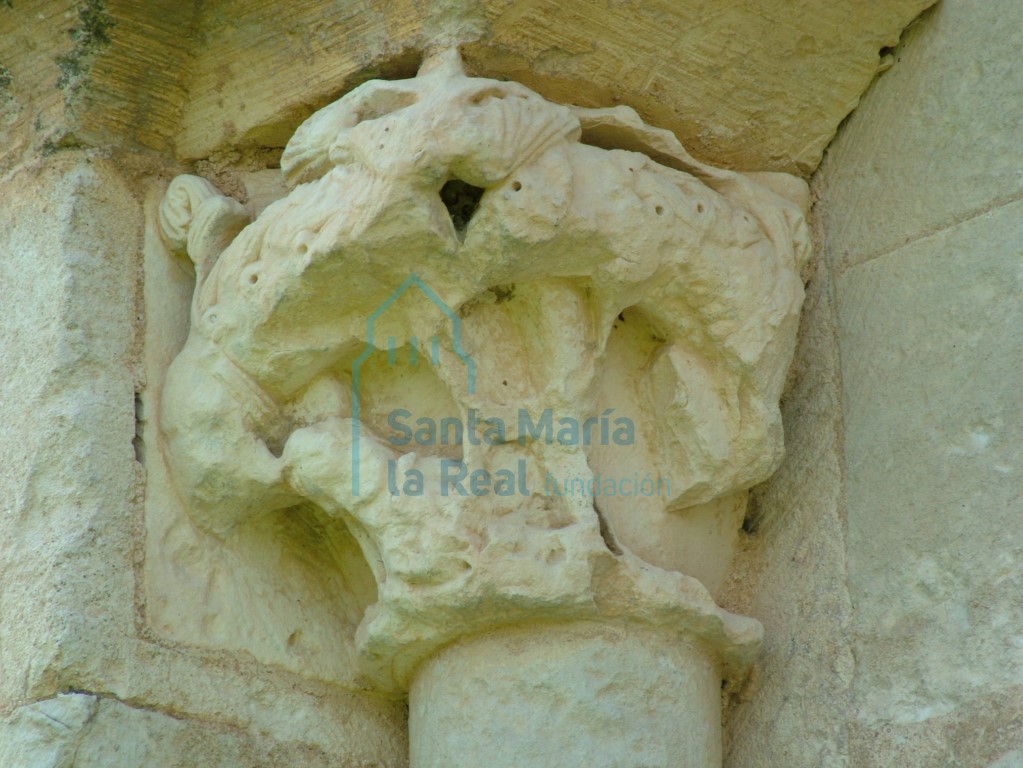Capitel izquierdo de la ventana norte del ábside