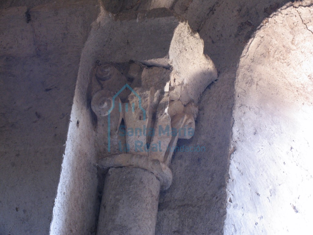 Capitel izquierdo de la ventana izquierda del ábside