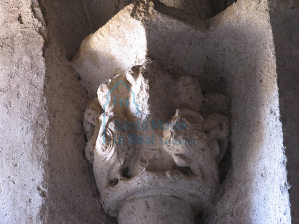 Capitel derecho de la ventana izquierda del ábside