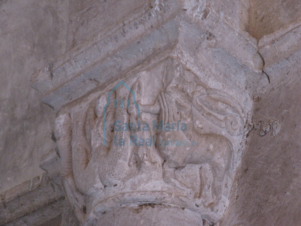 Capitel derecho del arco triunfal