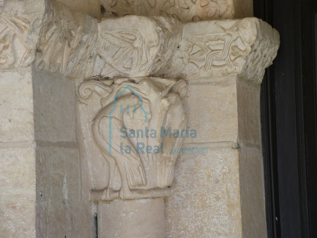 Capitel izquierdo con palomas de la portada meridional