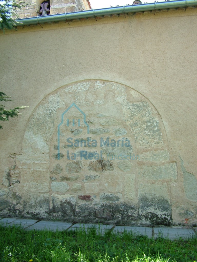 Arco cegada en el muro norte