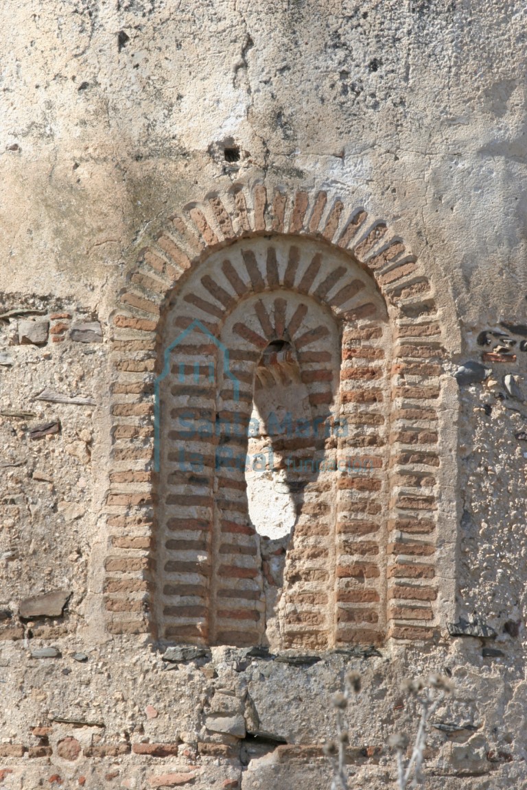 Ventana abocinada en derrame en el exterior del ábside