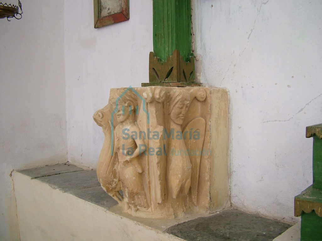 Capitel conservado en el  interior