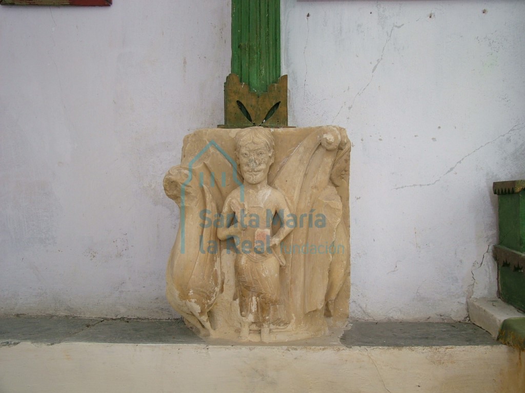 Capitel conservado en el  interior