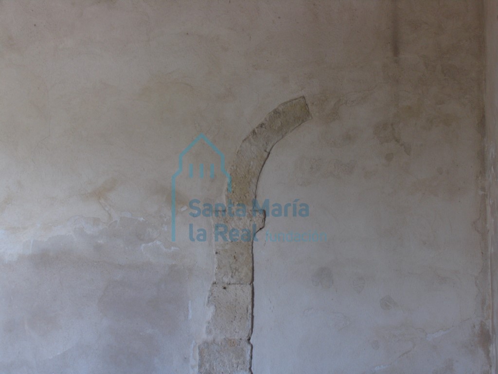 Restos de un arco ciego en el muro septentrional