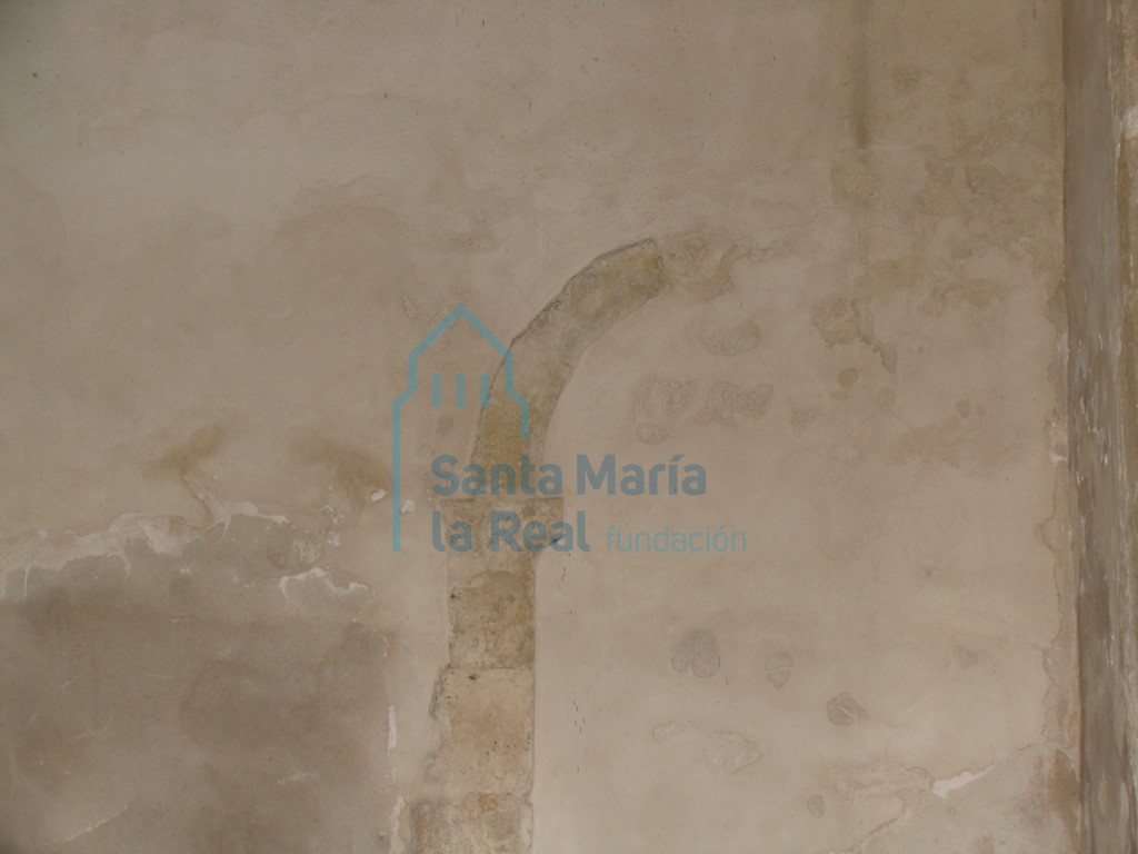 Restos de un arco ciego en el muro septentrional