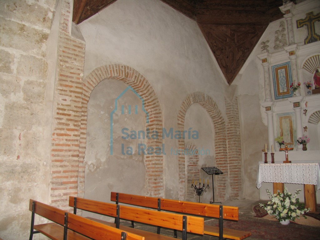 Arcos de ladrillos cegados en el muro septentrional de la cabecera