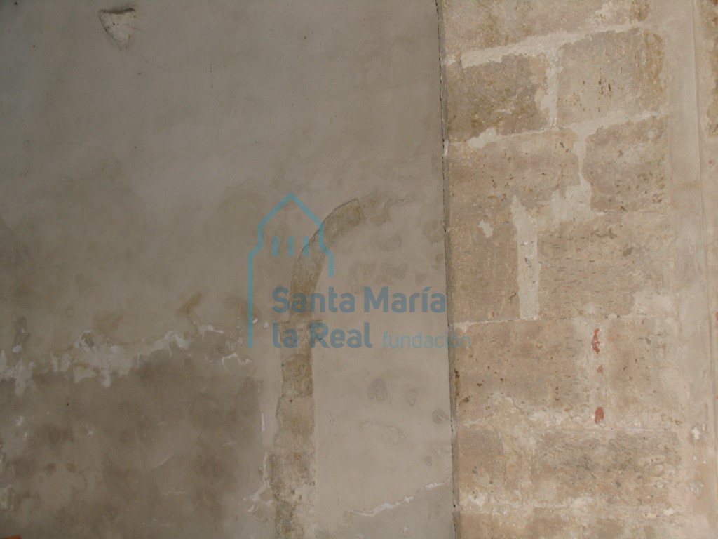 Restos de un arco ciego en el muro septentrional