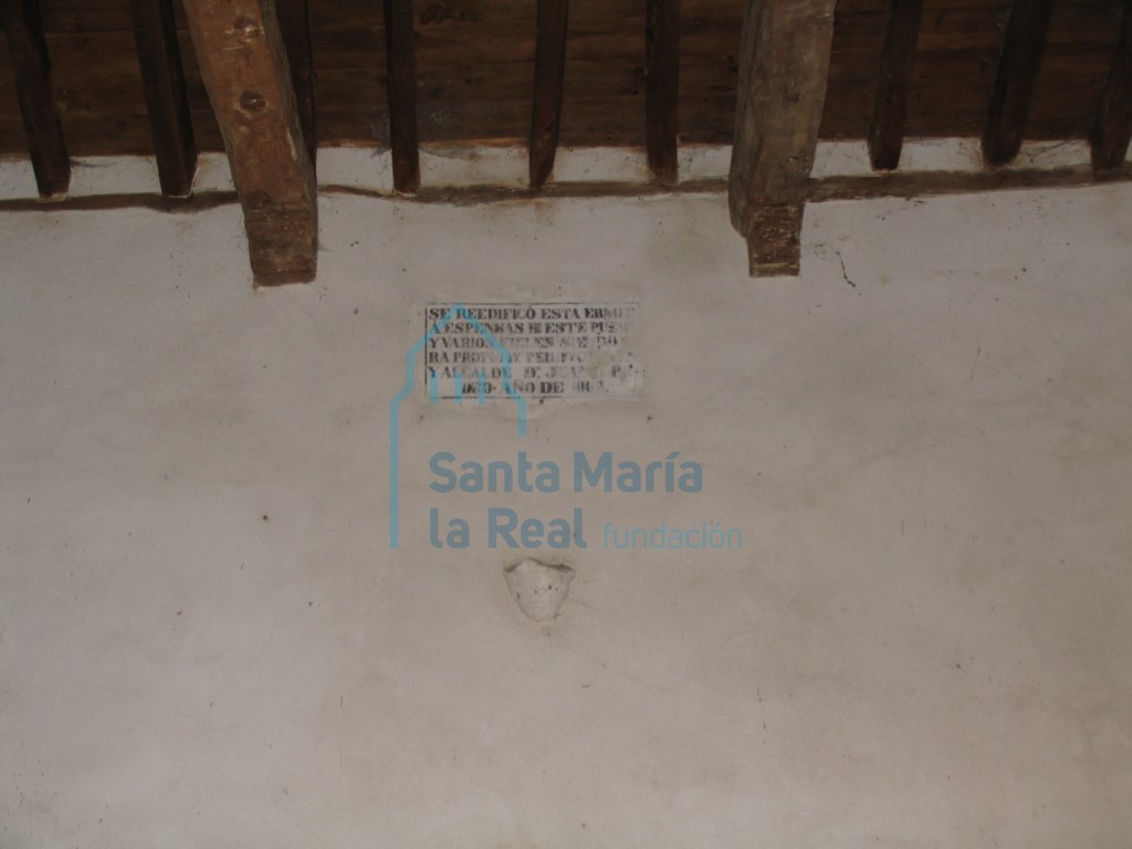 Losa con inscripción en el muro septentrional