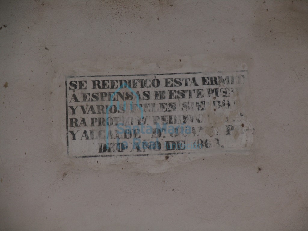 Losa con inscripción en el muro septentrional