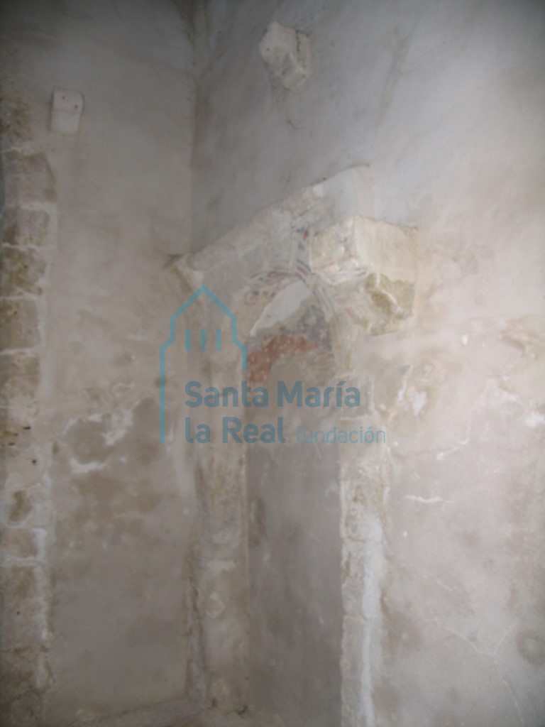 Arco ciego con restos de pintura en el muro meridional