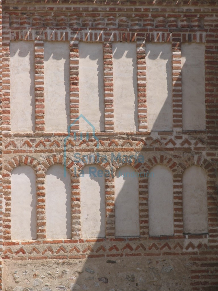 Detalle de la arquería ciega  de la fachada meridional