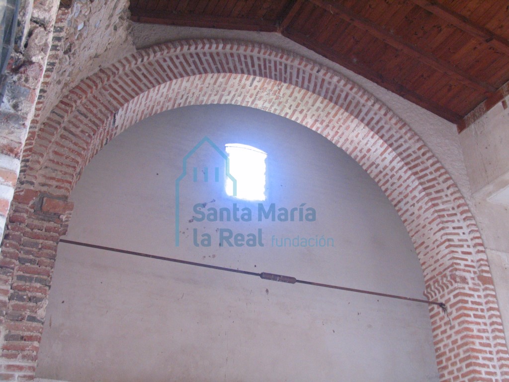 Arco de ladrillo en el inetrior de la nave
