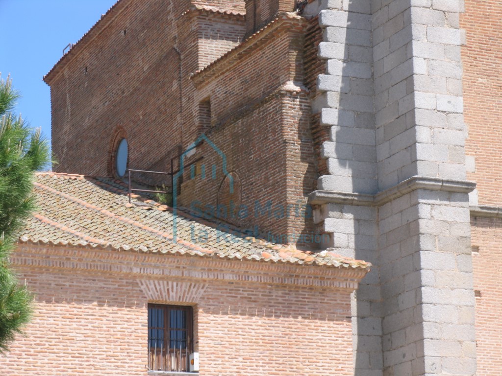 Detalle de la cubierta de las naves y el crucero