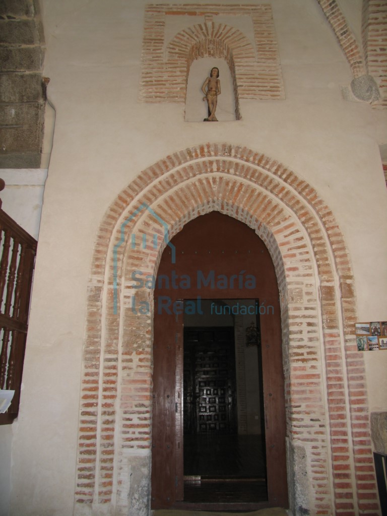 Portada de acceso de la capilla a la nave