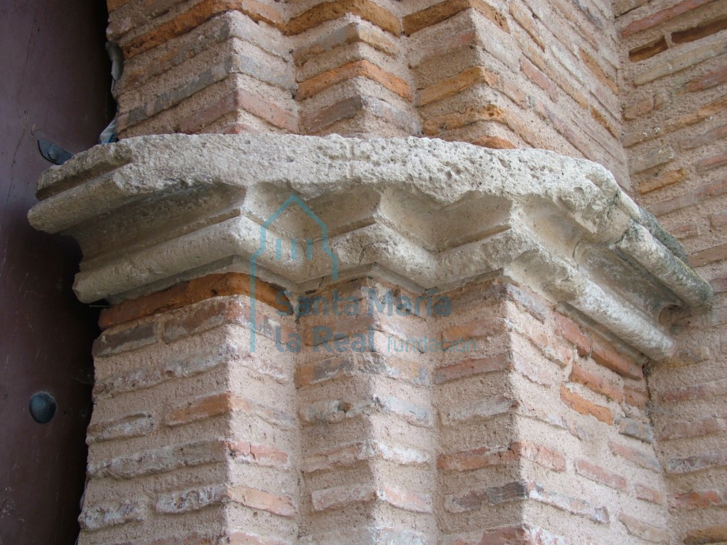 Detalle del cimacio corrido de la portada septentrional