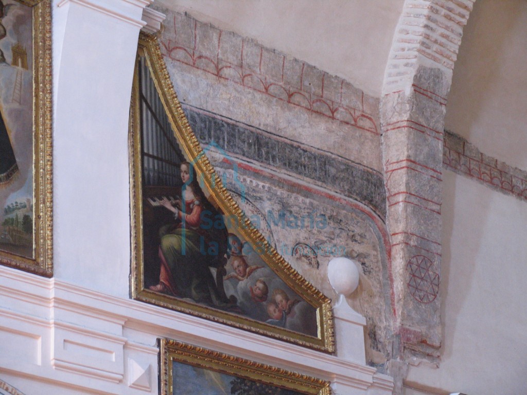 Restos de pinturas en el lado derecho de la nave